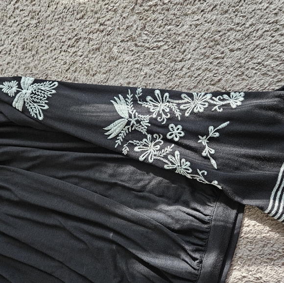 ⭐️4/$10-Black Floral Embroidered Top - Picture 5 of 5